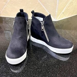 Unworn Little Girls Steve Madden Black Suede Wedge Heel Boot Size 13